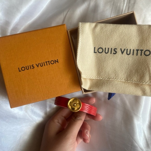 Louis Vuitton Red Leather Epi Bracelet authentic with Gold Detail box included - Picture 3 of 7